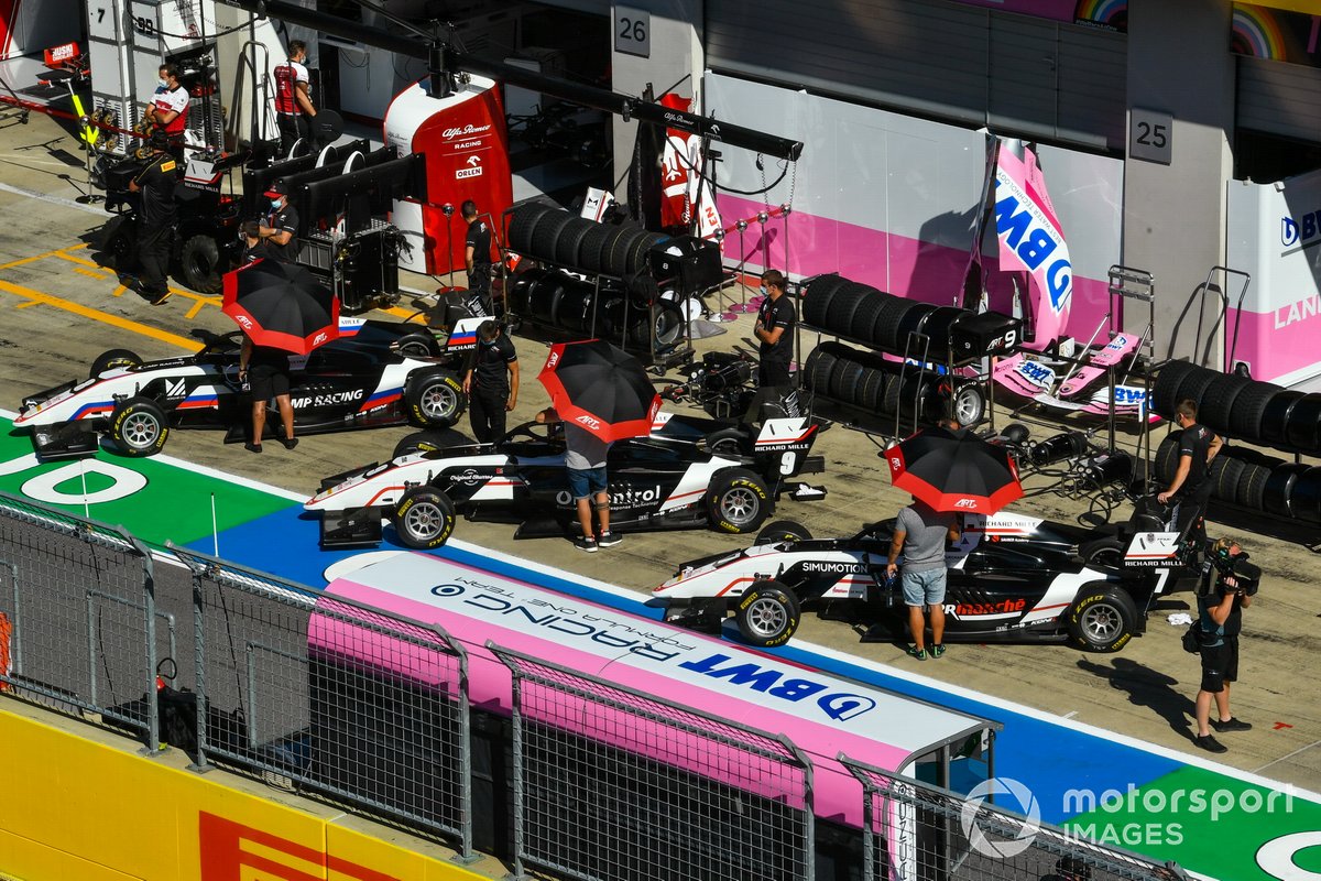Sebastian Fernandez, ART Grand Prix y Theo Pourchaire, ART Grand Prix en pit lane