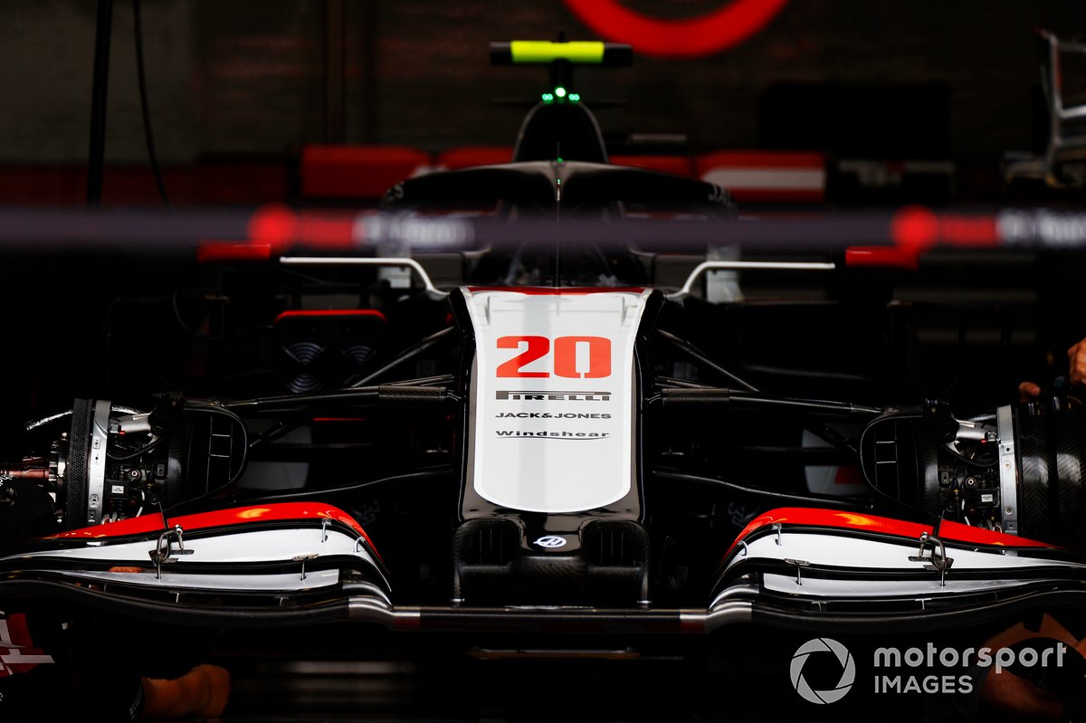 El VF-20 de Kevin Magnussen Haas en el garaje del equipo