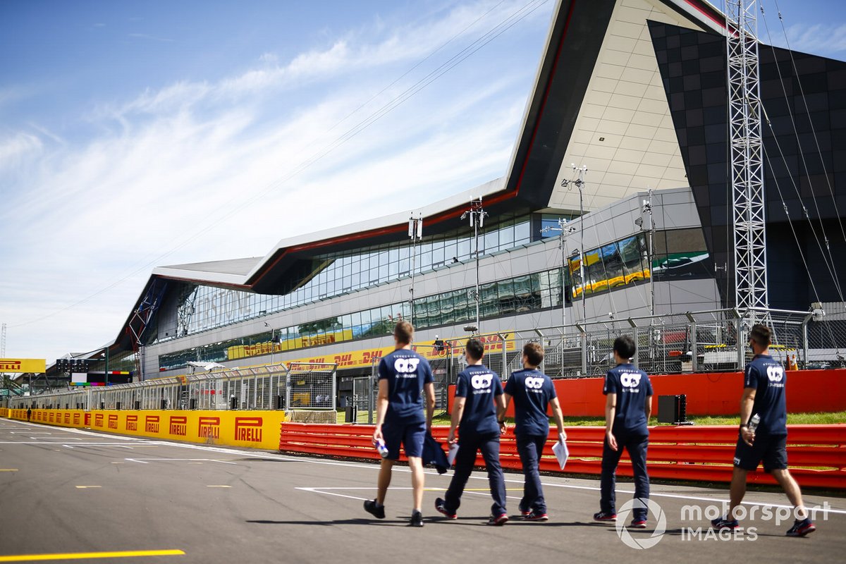 Daniil Kvyat, AlphaTauri marche sur la piste avec ses ingénieurs