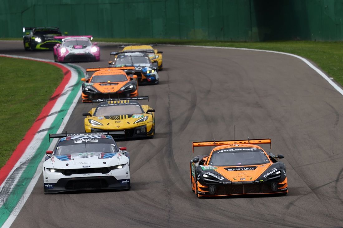 #95 United Autosports Mclaren 720S LMGT3 Evo: Darren Leung, Sean Gelael, Marino Sato, #77 Proton Competition Ford Mustang LMGT3: Bernardo Sousa, Ben Tuck, Benjamin Barker