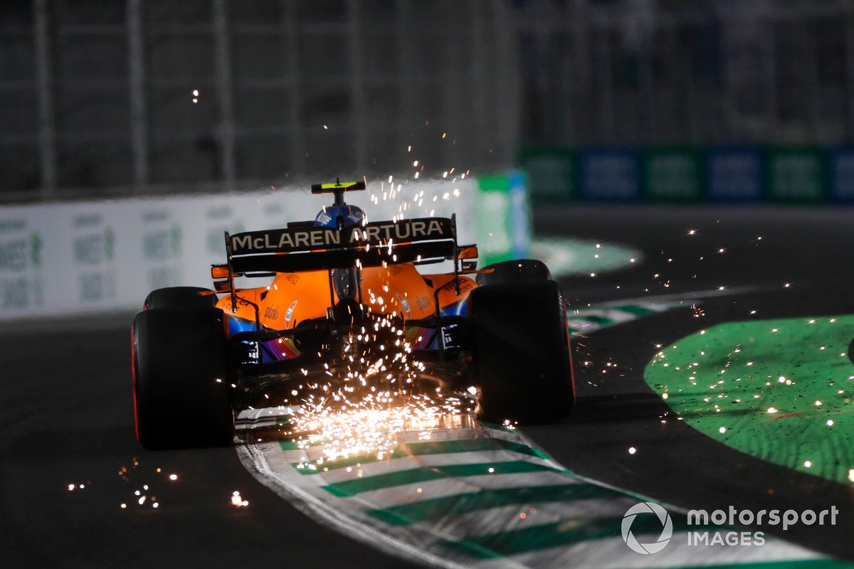 Las chispas salen del coche de Lando Norris, McLaren MCL35M