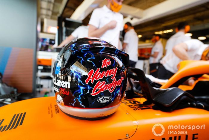 Diseño de casco especial para Daniel Ricciardo, McLaren, un homenaje a Dale Earnhardt Sr. 