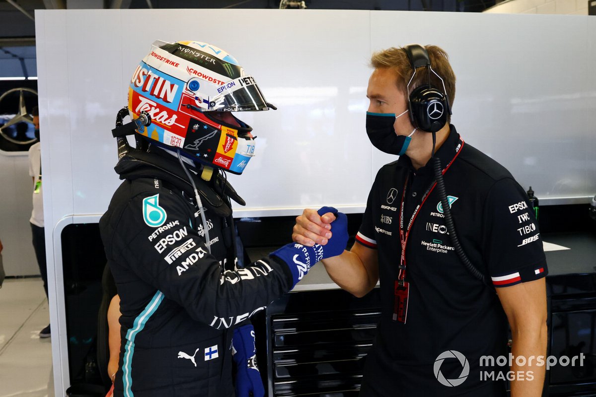 Valtteri Bottas, Mercedes, in the garage with his engineer