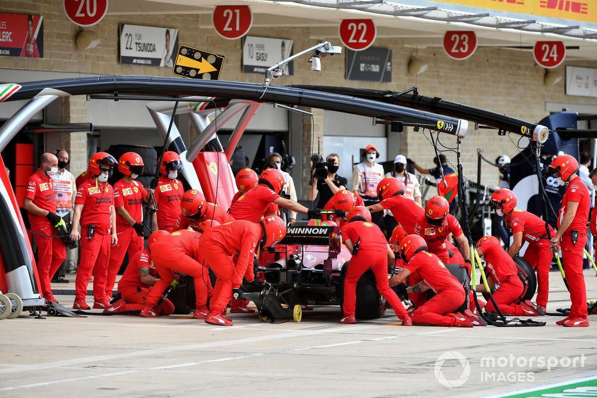 Carlos Sainz Jr., Ferrari SF21, en boxes durante los entrenamientos