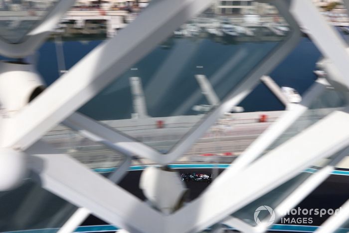 George Russell, Mercedes W10 adaptado (muleto) con los Pirelli de 18 pulgadas 