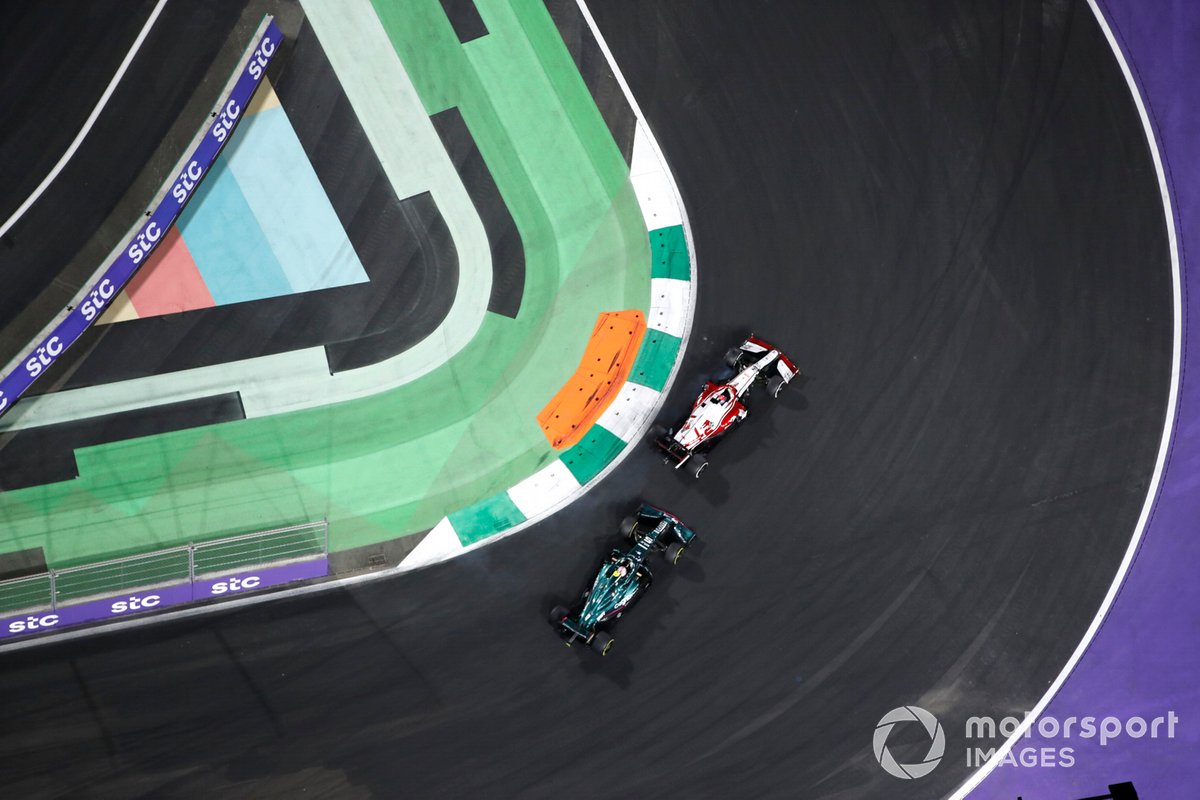 Kimi Raikkonen, Alfa Romeo Racing C41, Sebastian Vettel, Aston Martin AMR21