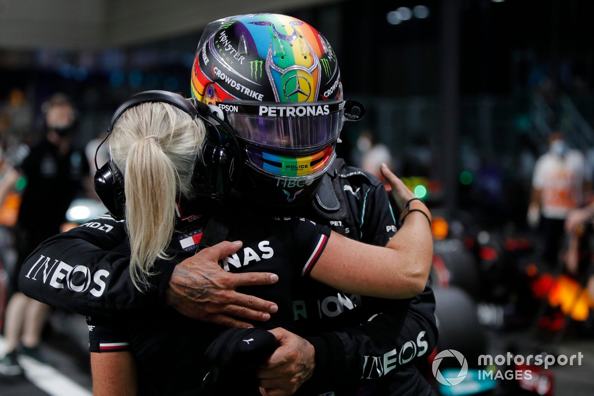 Angela Cullen, fisioterapeuta de Lewis Hamilton, felicita a Lewis Hamilton, de Mercedes, por conseguir la pole