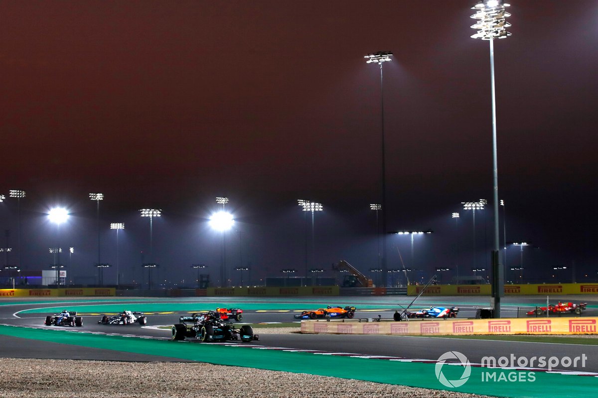 Lewis Hamilton, Mercedes W12, Fernando Alonso, Alpine A521, e Pierre Gasly, AlphaTauri AT02