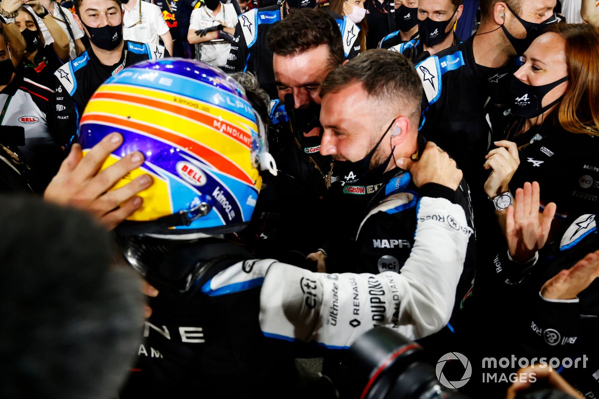 Fernando Alonso, Alpine A521, tercer clasificado del GP de Qatar, lo celebra con su equipo