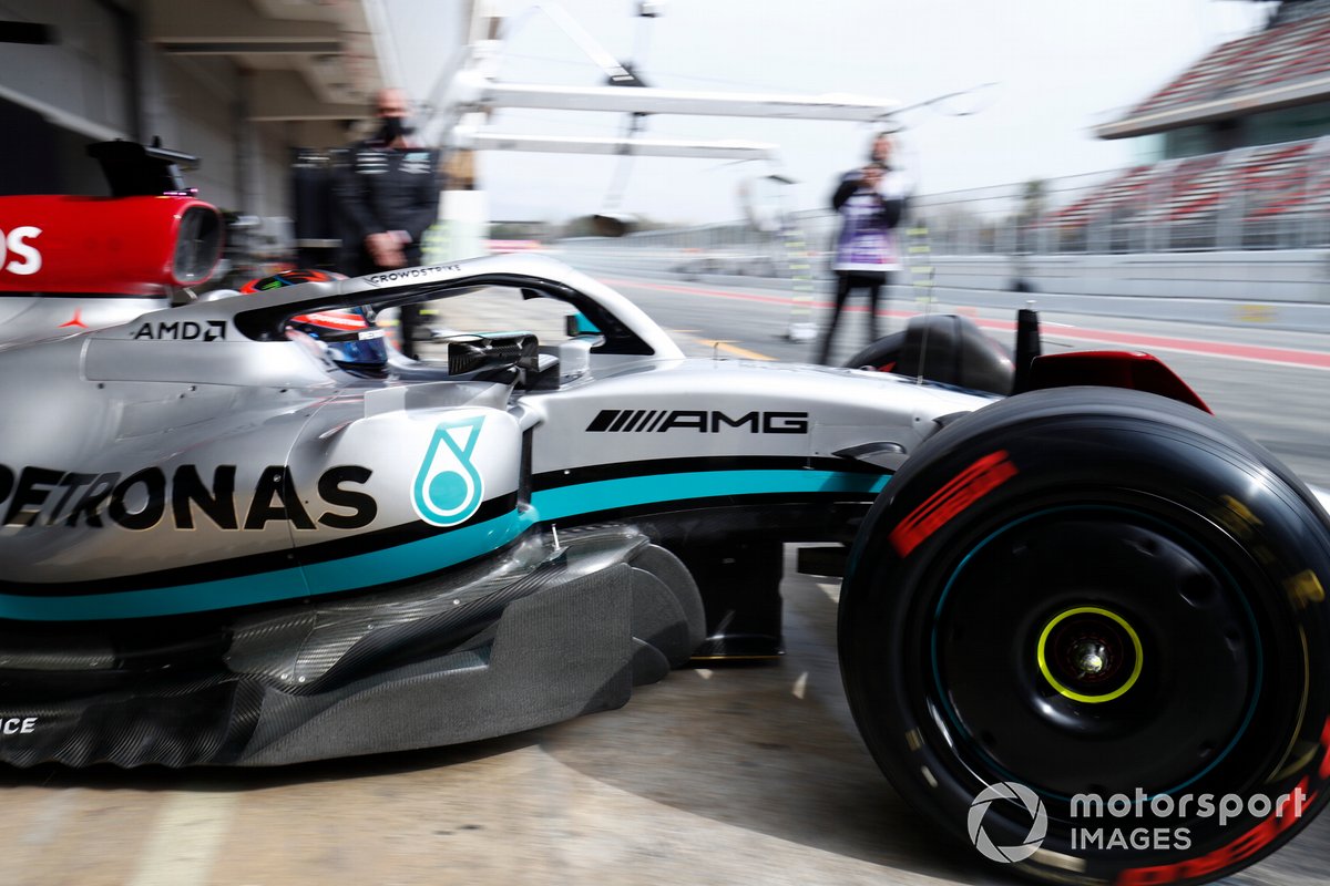 George Russell, Mercedes W13, sort de son garage