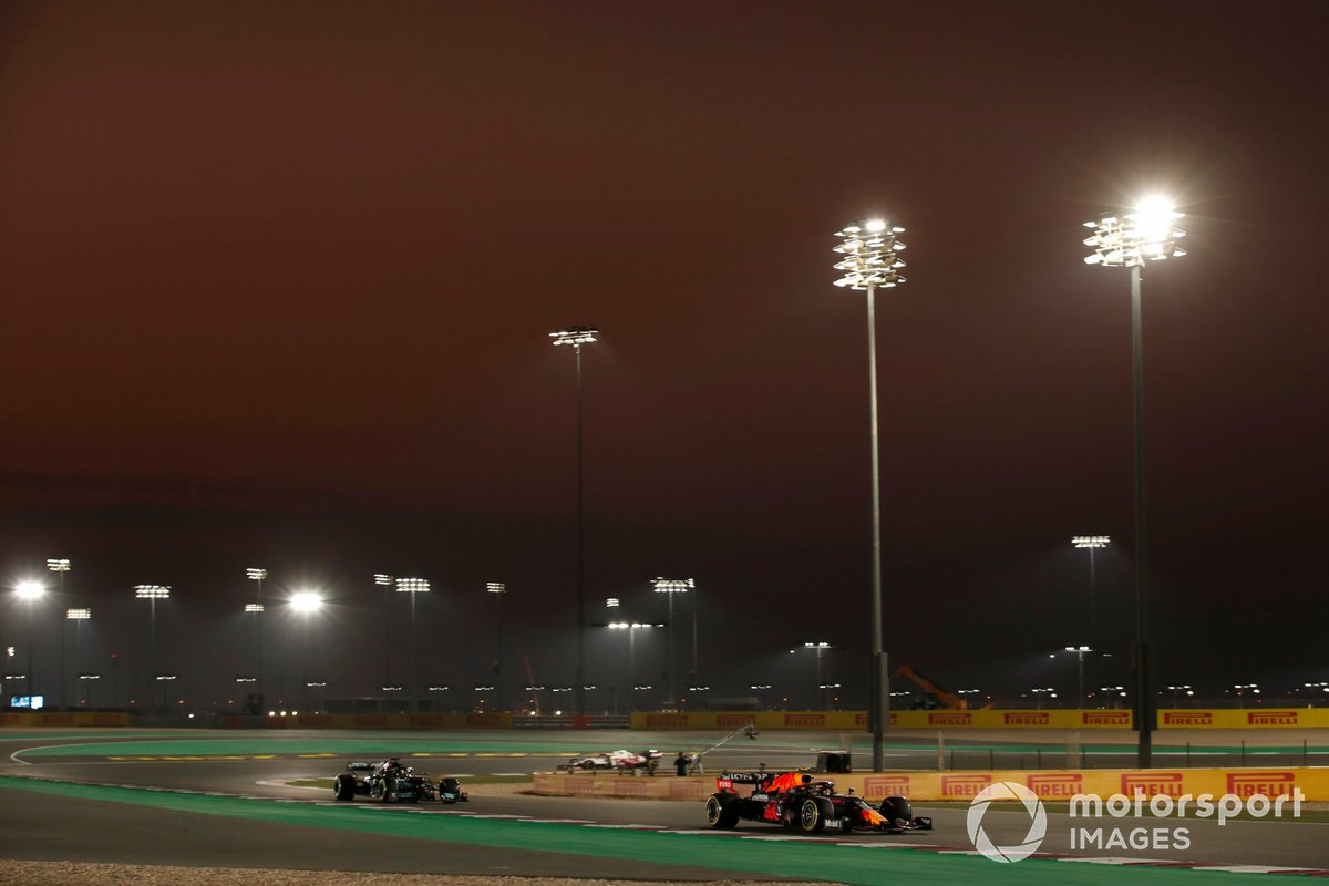 Sergio Pérez, Red Bull Racing RB16B, lidera a Lewis Hamilton, Mercedes W12