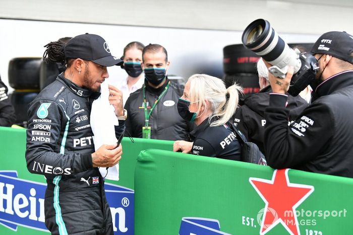 Ganador de la pole  para la carrera sprint Lewis Hamilton, de Mercedes, y Angela Cullen, fisioterapeuta de Lewis Hamilton, en el Parc Ferme