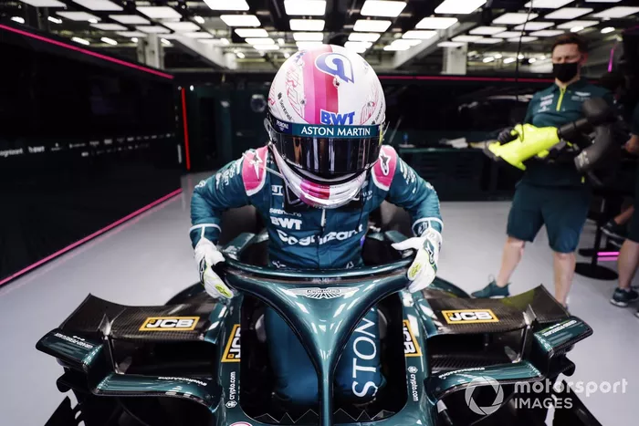 Sebastian Vettel, Aston Martin AMR21, entra nella sua monoposto