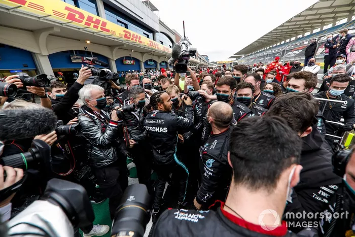 Race Winner Lewis Hamilton, Mercedes-AMG F1 celebrates his 7th World Championship title in Parc Ferme with his team