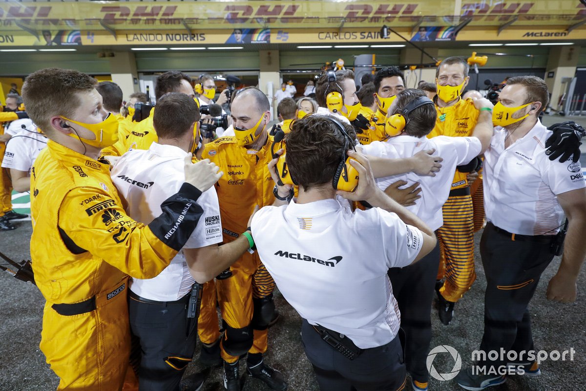 El equipo de McLaren celebra el tercer lugar en el campeonato de constructores