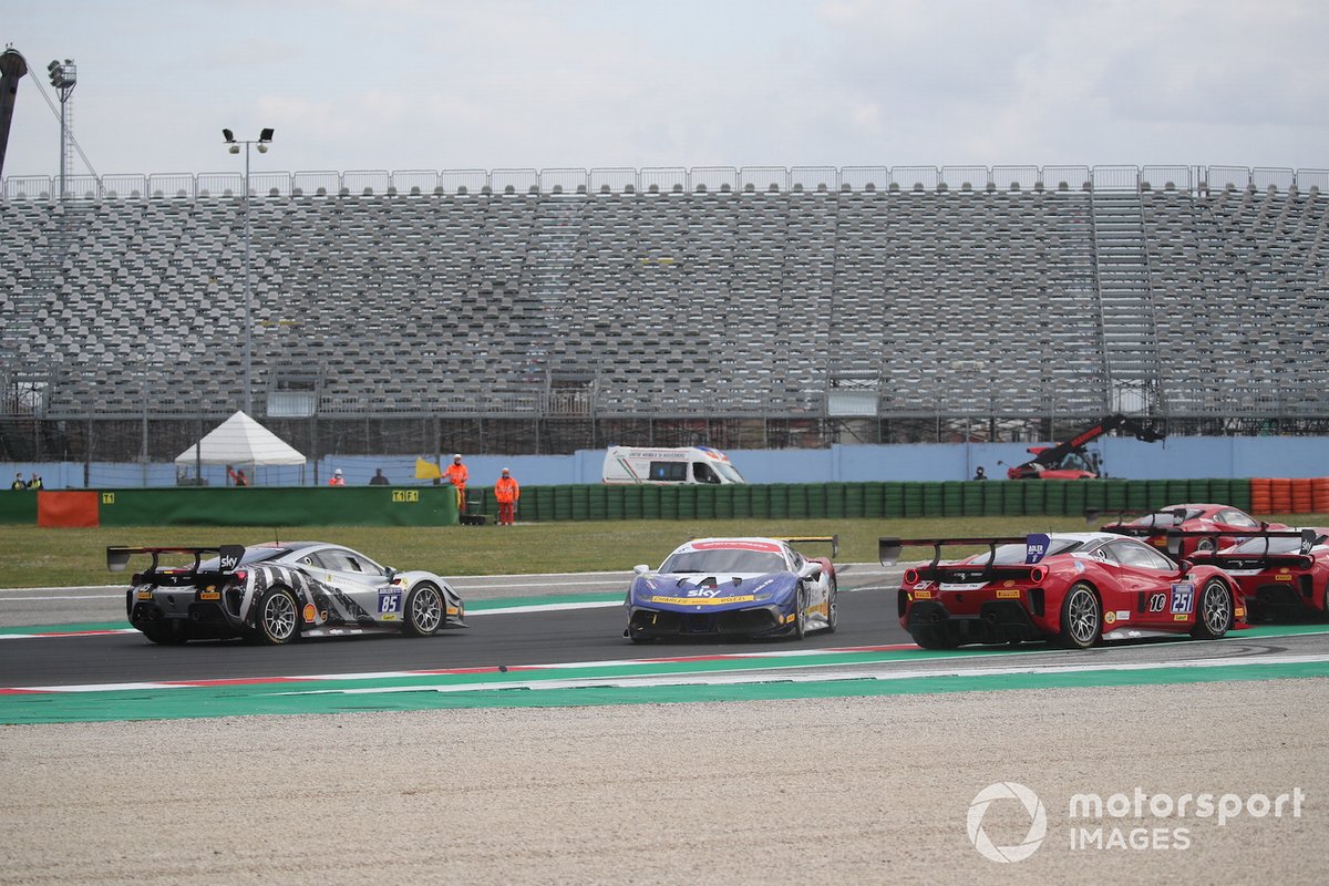 La partenza di Gara1 del Trofeo Pirelli