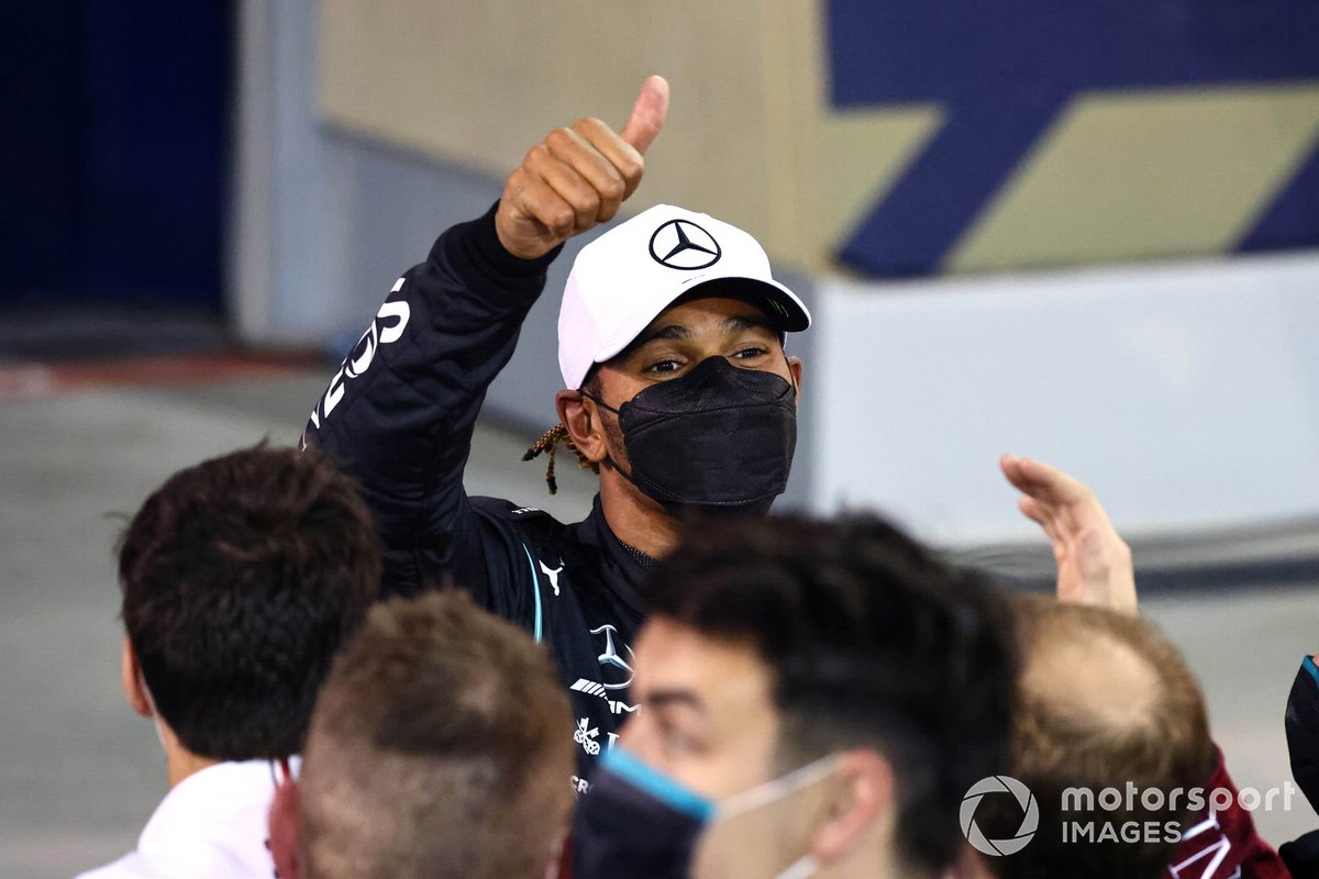 Lewis Hamilton, Mercedes, primo classificato, festeggia al Parc Ferme