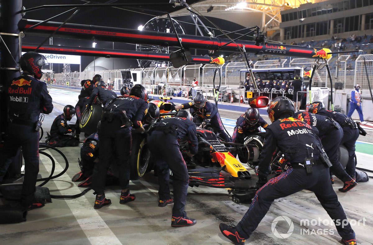 Sergio Perez, Red Bull Racing RB16B, en pits