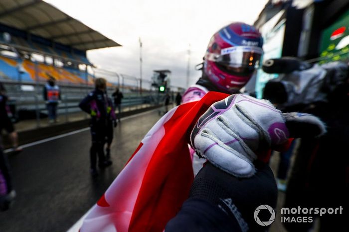 Ganador de la pole Lance Stroll, Racing Point, celebra