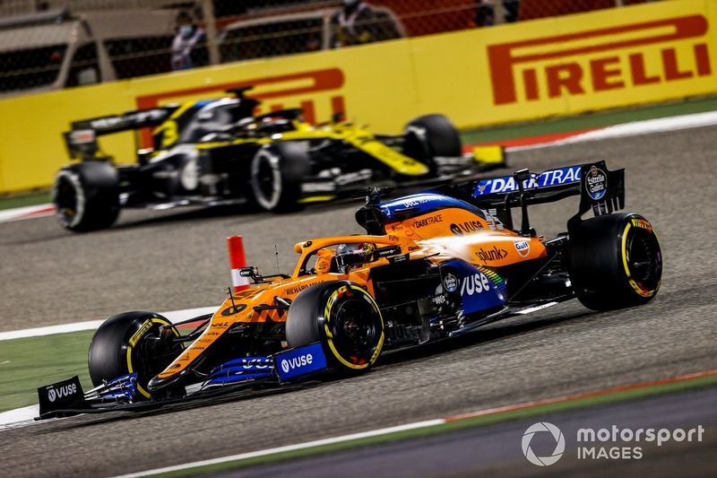 Carlos Sainz Jr., McLaren MCL35, Daniel Ricciardo, Renault F1 Team R.S.20
