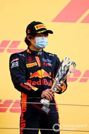 Yuki Tsunoda, Carlin celebrates on the podium with the trophy