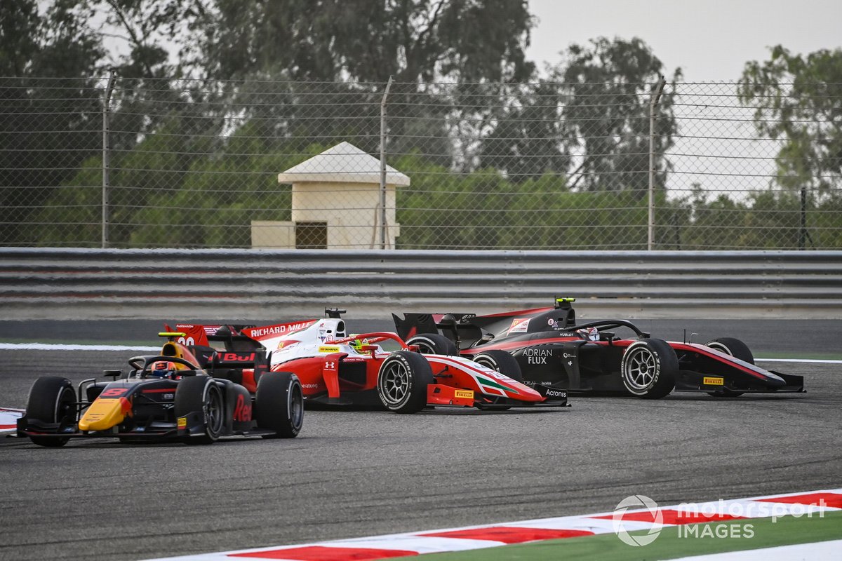 Jehan Daruvala, Carlin leads as Mick Schumacher, Prema Racing battles with Callum Ilott, UNI-Virtuosi