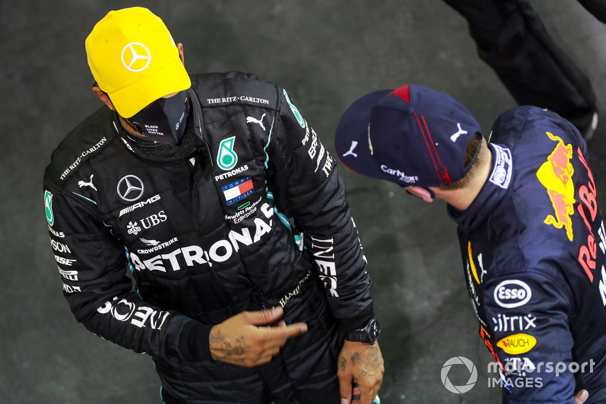 Lewis Hamilton, Mercedes-AMG F1, con Max Verstappen, Red Bull Racing, nel Parc Ferme