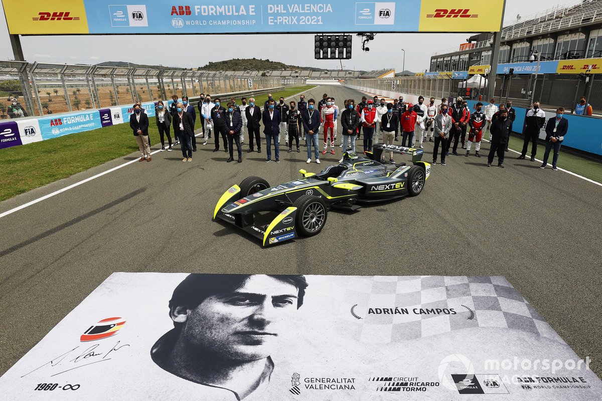 Los pilotos, personal de la Fórmula E y el coche Gen1 en el homenaje a Adrián Campos