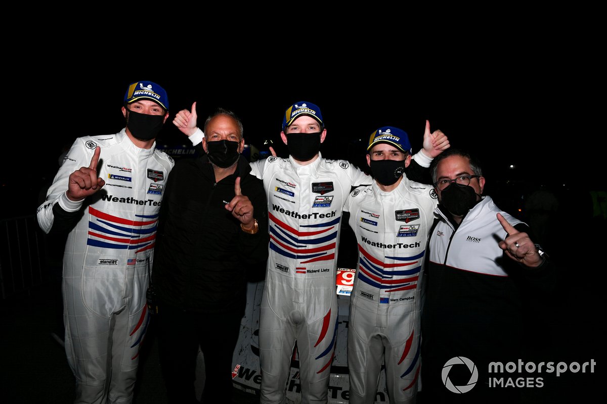 Ganadores #79 WeatherTech Racing Porsche 911 RSR - 19, GTLM: Mathieu Jaminet, Matt Campbell, Cooper MacNeil celebran
