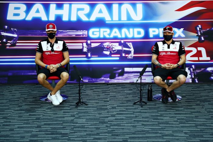 Antonio Giovinazzi, Alfa Romeo Racing, Kimi Raikkonen, Alfa Romeo Racing, en la conferencia de prensa