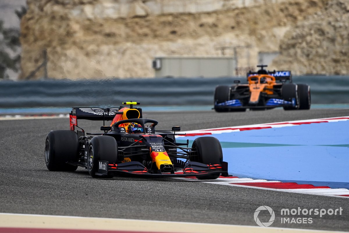 Alex Albon, Red Bull Racing RB16 y Carlos Sainz Jr., McLaren MCL35