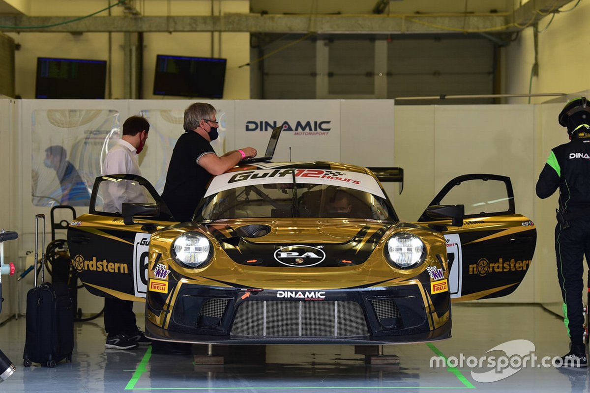 #67 Dinamic Motorsport, Porsche 911 GT3R: Roberto Pampinini, Mauro Calamia, Stefano Monaco