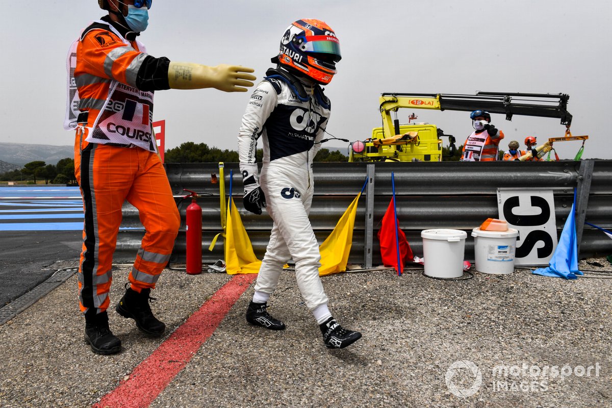 Yuki Tsunoda, AlphaTauri, si allontana dalla sua auto dopo l'incidente in Q1