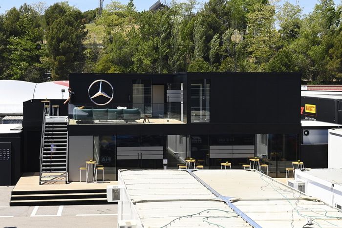 Mercedes motorhome en el paddock
