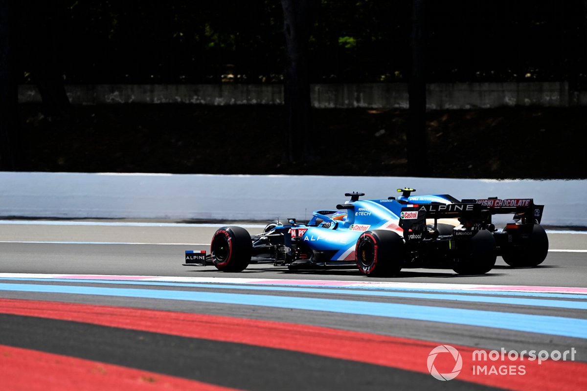 Fernando Alonso, Alpine A521, y Lando Norris, McLaren MCL35M