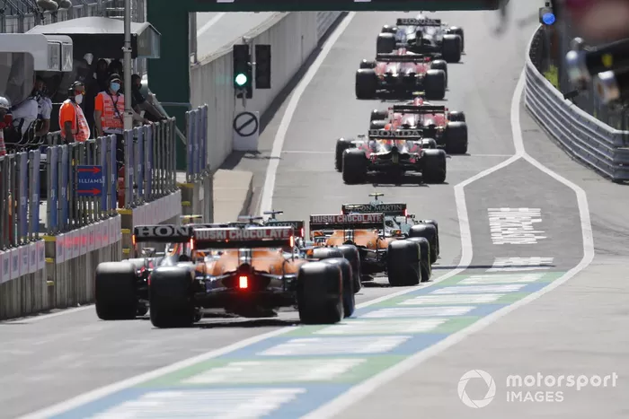 Sergio Pérez, Red Bull Racing RB16B , Daniel Ricciardo, McLaren MCL35M en pit lane
