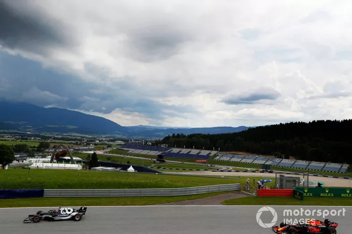 Yuki Tsunoda, AlphaTauri AT02, Sergio Pérez, Red Bull Racing RB16B
