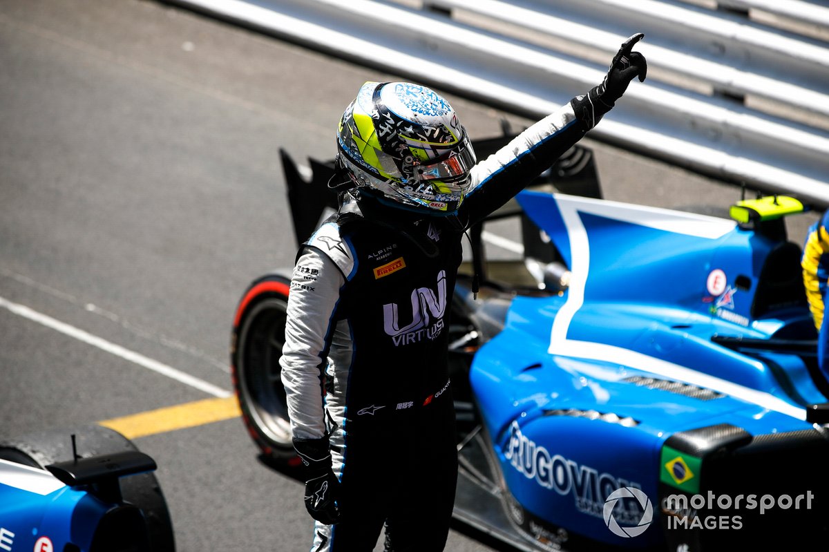 El ganador en Mónaco, Guanyu Zhou, Uni-Virtuosi Racing, celebra en parc fermé