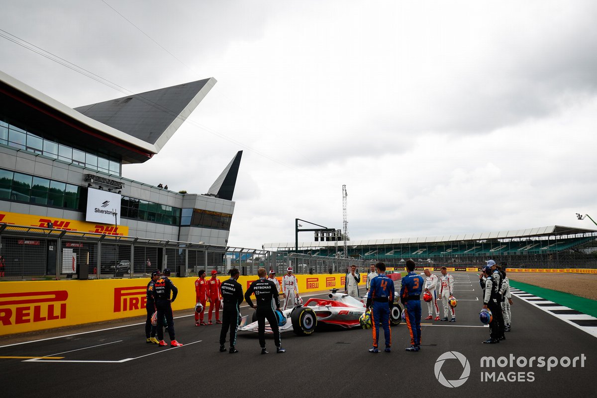 El evento de lanzamiento del coche de Fórmula 1 de 2022 en la parrilla de Silverstone
