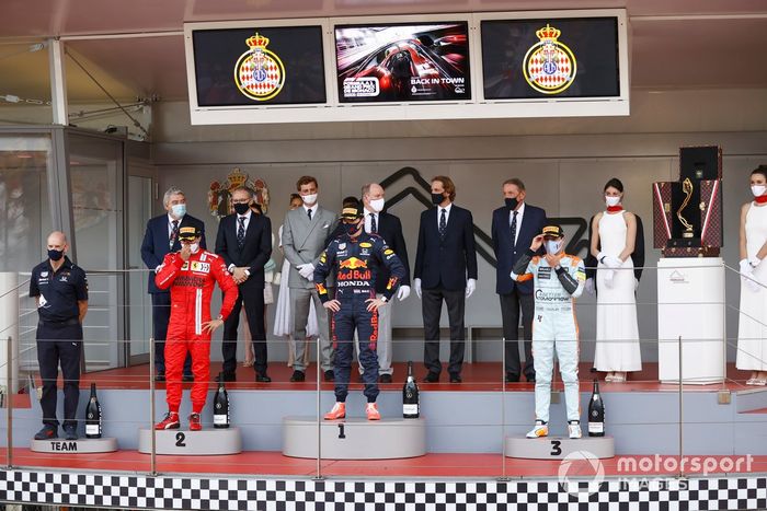 Podio: Adrian Newey, director técnico de Red Bull Racing, segundo lugar Carlos Sainz Jr., Ferrari, ganador Max Verstappen, Red Bull Racing, y tercer lugar Lando Norris de McLaren