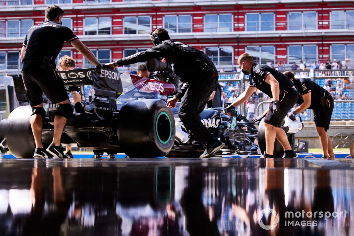 Valtteri Bottas, Mercedes W12, torna in garage