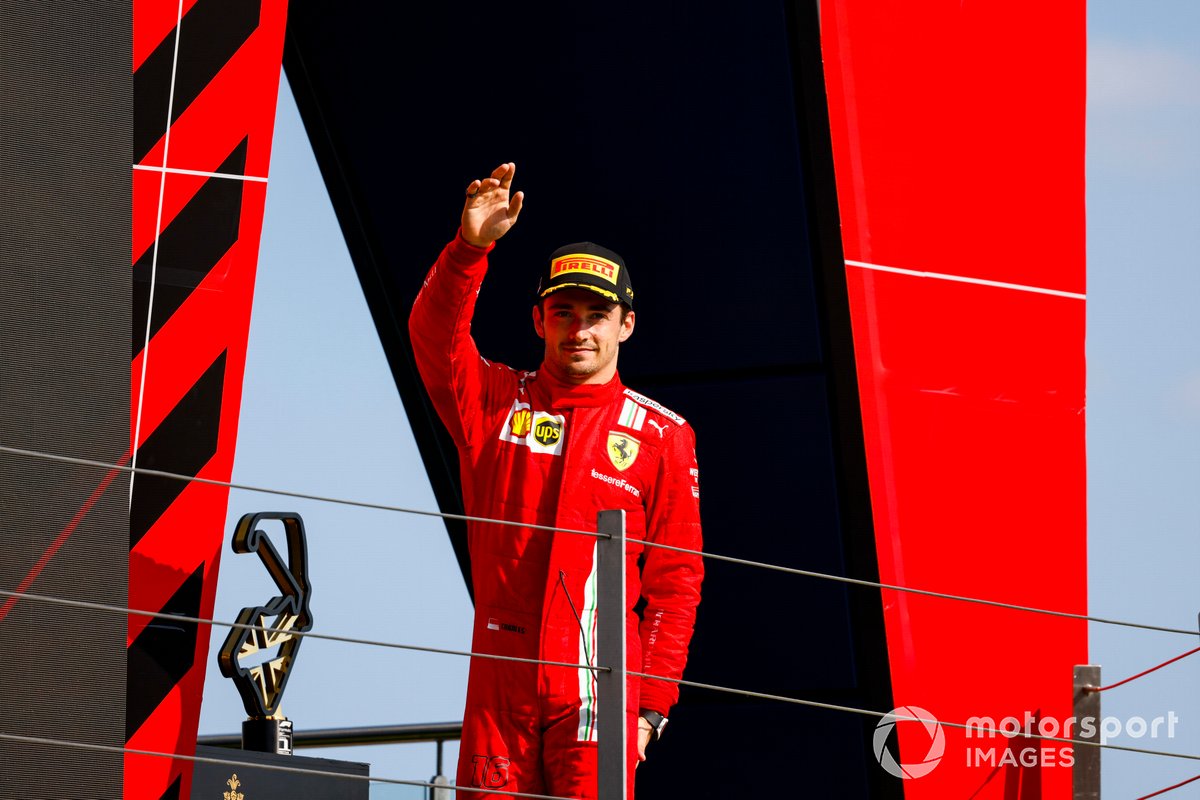 Charles Leclerc, Ferrari, secondo classificato, arriva sul podio