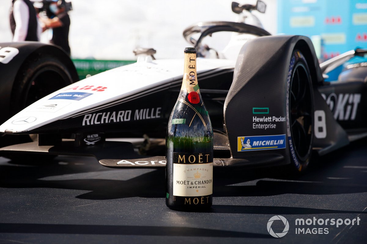 Botella de champán junto al coche ganador de Edoardo Mortara, Venturi Racing, Silver Arrow 02, primera posición