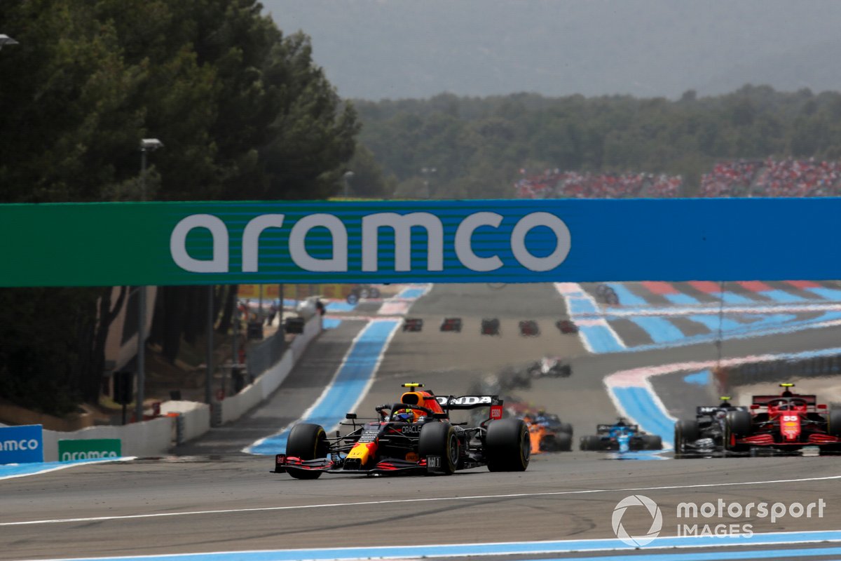 Sergio Perez, Red Bull Racing RB16B, Carlos Sainz Jr., Ferrari SF21