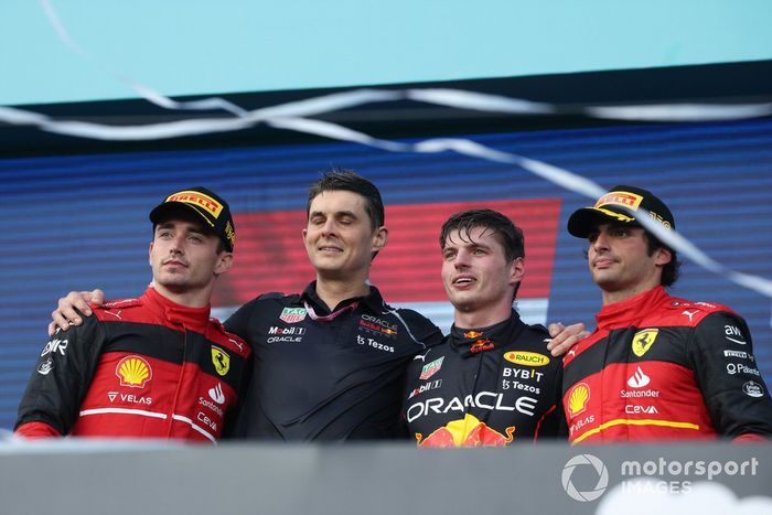 Podio: segundo lugar Charles Leclerc, Ferrari, ganador Max Verstappen, Red Bull Racing, tercer lugar Carlos Sainz, Ferrari