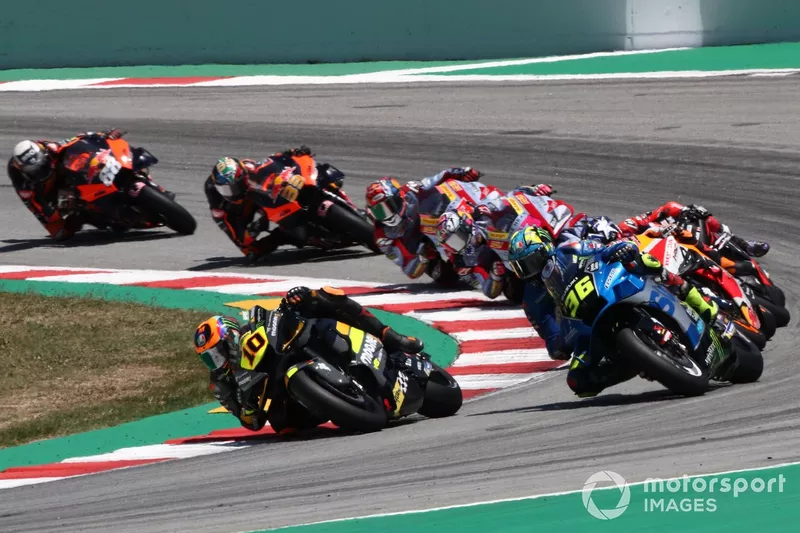 Luca Marini devant Joan Mir