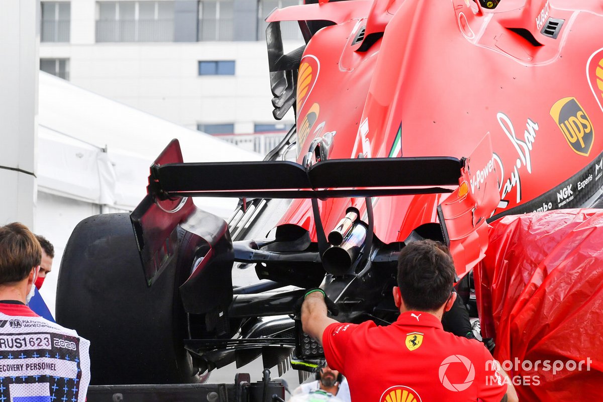 Los mecánicos de Ferrari descargan el monoplaza dañado de Sebastian Vettel, Ferrari SF1000