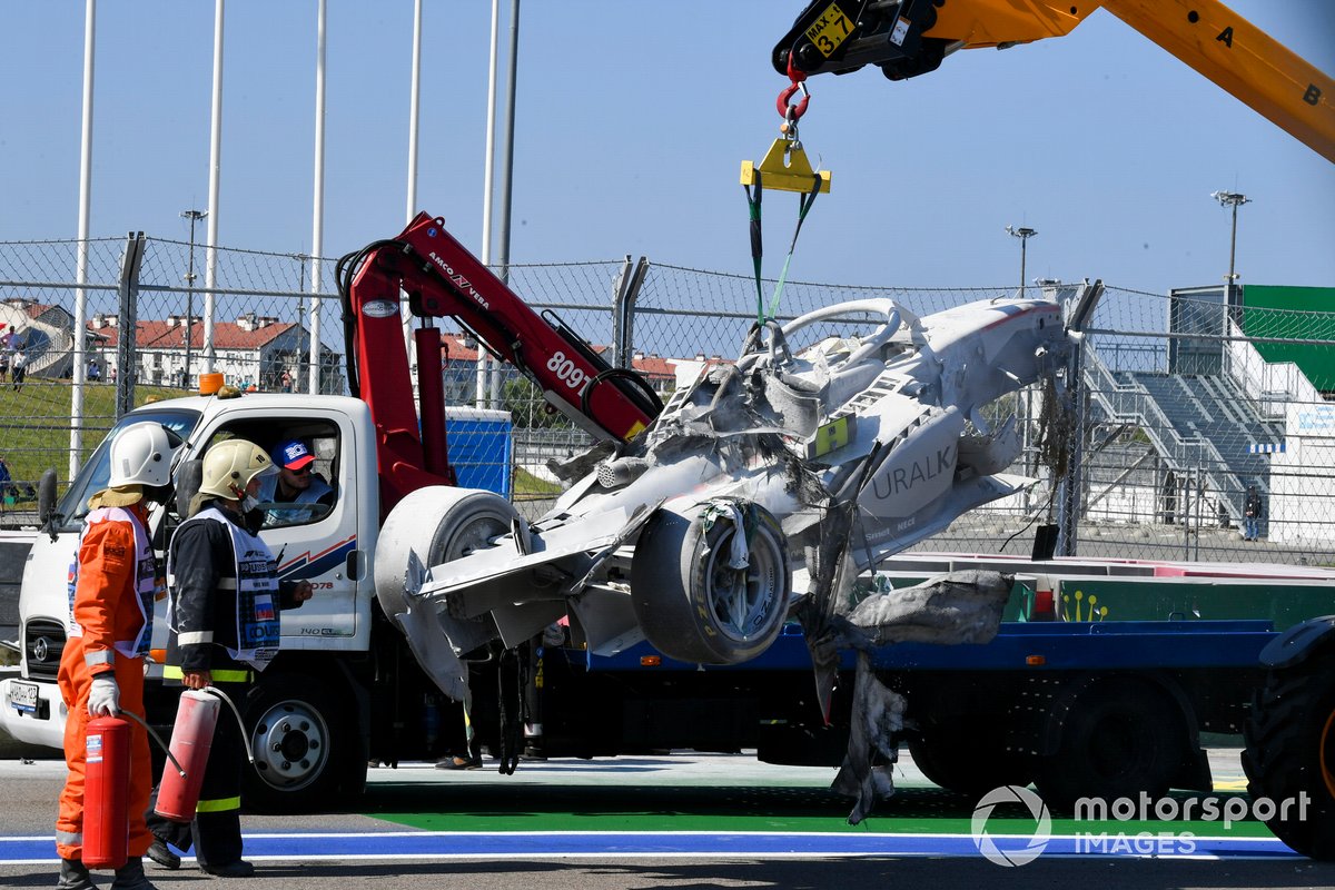 Marshals recover the car of Luca Ghiotto, Hitech Grand Prix after crashing with Jack Aitken, Campos Racing