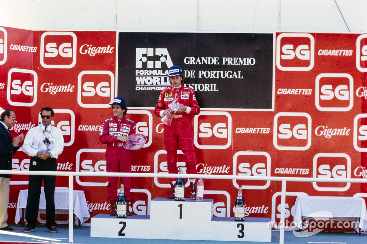 1989: en el podio Cesare Fiorio, el segundo clasificado Alain Prost, McLaren, y el ganador de la carrera Gerhard Berger, Ferrari