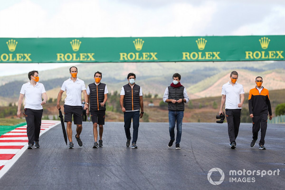 Carlos Sainz Jr., McLaren, fait son tour de piste